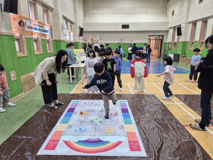 [평창=뉴시스] 청소년상담복지센터가 거문초등학교를 찾아 이동상담실을 운영하며 학생들과 다양한 상담과 체험 활동을 진행하고 있다. (사진=평창군 제공) 2026.03.31. photo@newsis.com *재판매 및 DB 금지
