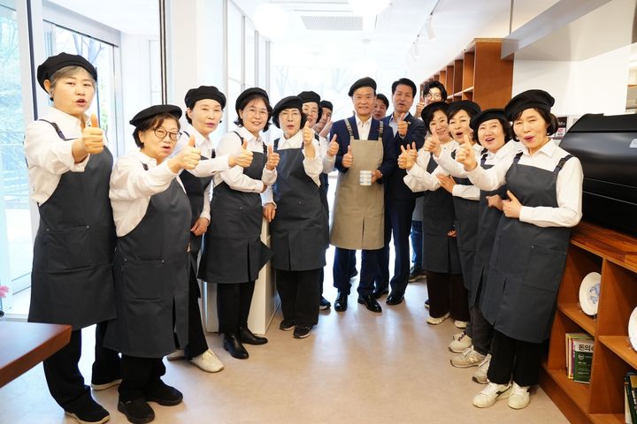 [서울=뉴시스] 폐경로당의 아름다운 변신, 커피향과 도자기 온기가 흐르는 성북 행복더함 개소 . 2026.03.31. (사진=성북구 제공) *재판매 및 DB 금지
