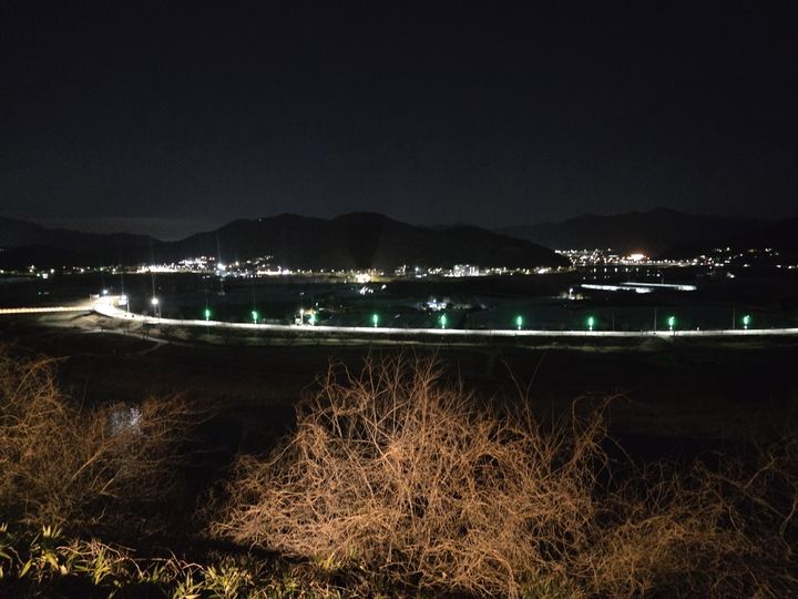 [밀양=뉴시스] 달팽이전망대 잔도길에서 바라본 안심가로등이 설치된 암새들 야경. (사진= 밀양시 제공) 2026.03.31. photo@newsis.com *재판매 및 DB 금지