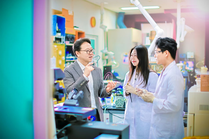 [서울=뉴시스] 경희대 화학공학과 박범준(왼쪽) 교수와 연구팀. (사진=경희대 제공) 2026.03.31. photo@newsis.com *재판매 및 DB 금지