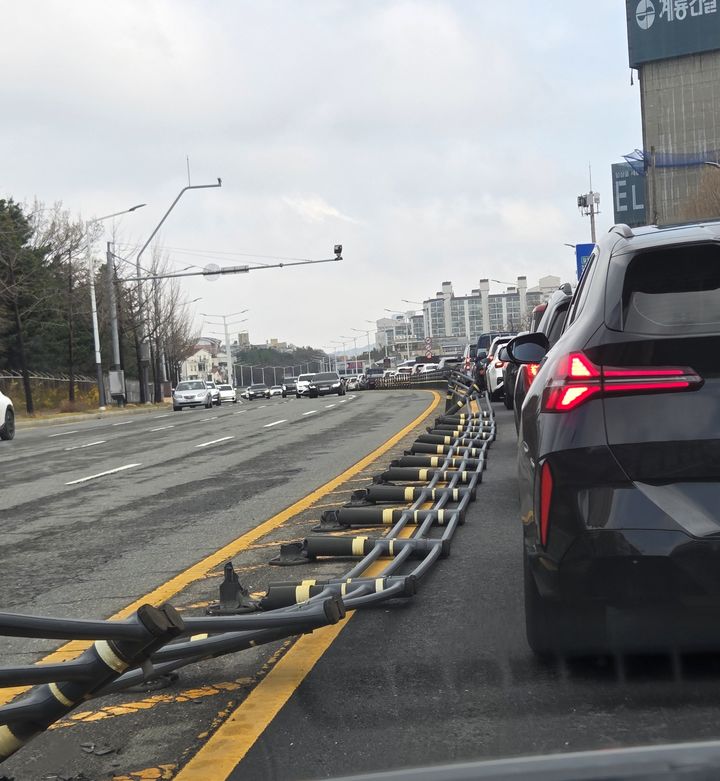 [대전=뉴시스]31일 대전 원촌육교 전면 통제로 대전시내 곳곳이 정체현상이 빚어졌다. 대전 서구 경성큰마을 아파트 앞 한쪽 도로가 차량들이 길게 늘어서 있다. (사진=독자 제공) 2026. 03. 31 photo@newsis.com *재판매 및 DB 금지