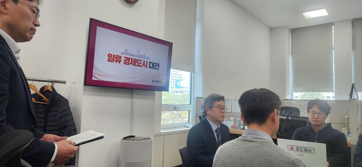 [대전=뉴시스]곽상훈 기자=박민범 대전시 철도건설국장이 31일 대전시청 기자실에서 원촌육교 교통 통제와 관련해 간담회를 갖고 있다. 2026. 03. 31 kshoon0663@newsis.com *재판매 및 DB 금지