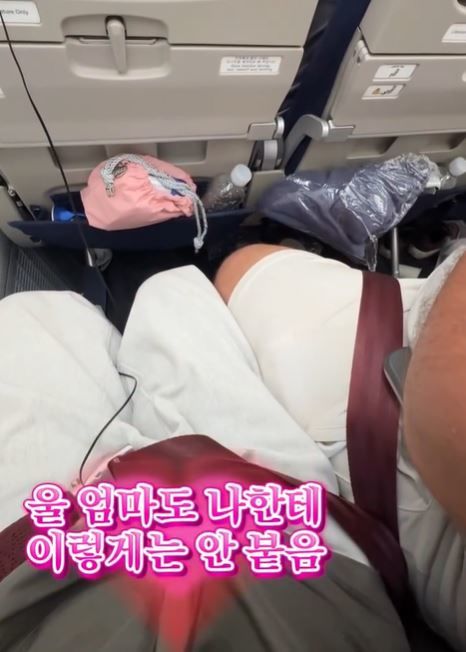 [서울=뉴시스] 지난 27일 소셜미디어(SNS)에 '13시간 동안 모르는 아저씨랑 초밀착 비행 후기'라는 제목의 영상이 올라왔다. 영상 속 여성은 옆자리에 앉은 거구의 남성이 다리를 벌리고 앉아 불편함을 호소했다. 사진=인스타그램 캡처