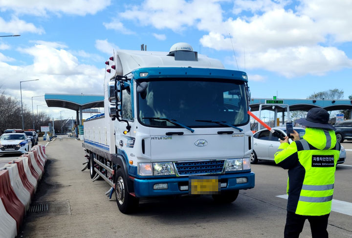 [무안=뉴시스] 전남경찰청 고속도로순찰대 제5지구대가 31일 교통사고 예방을 위해 광양톨게이트에서 교통안전 캠페인을 실시하고 있다. (사진 = 전남경찰청 제공) 2026.03.31. photo@newsis.com *재판매 및 DB 금지