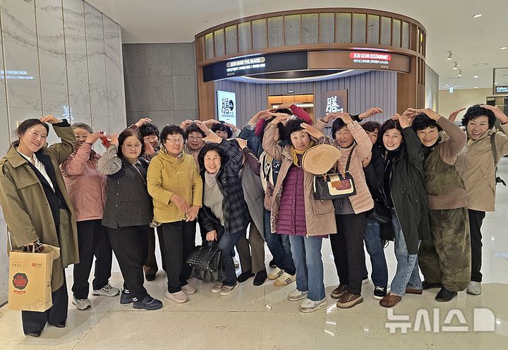 [제주=뉴시스] 제주신화월드㈜(최고운영책임자·COO 티고)는 지난 30일 프리미엄 한식 레스토랑 ‘濟州膳제주선’에서 가파도어촌계(계장 유용예) 소속 해녀 20여명을 초청해 만찬 행사를 개최했다. (사진=제주신화월드 제공) 2026.03.31. photo@newsis.com *재판매 및 DB 금지