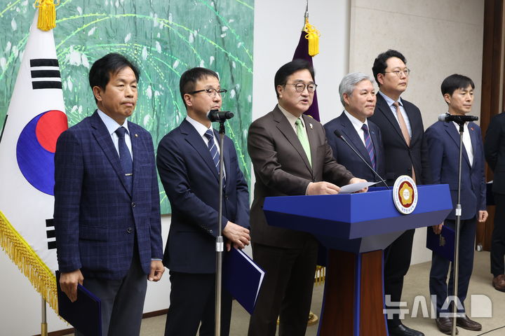 [서울=뉴시스] 조성봉 기자 = 우원식 국회의장이 31일 오후 서울 여의도 국회에서 열린 초당적 개헌추진을 위한 제정당 원내대표 기자회견에서 발언을 하고 있다. 왼쪽부터 윤종오 진보당 원내대표, 한병도 더불어민주당 원내대표, 우 국회의장, 서왕진 조국혁신당 원내대표, 천하람 개혁신당 원내대표, 한창민 사회민주당 대표.2026.03.31.suncho21@newsis.com