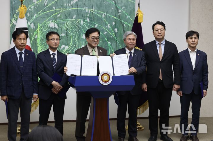 [서울=뉴시스] 조성봉 기자 = 우원식 국회의장이 31일 오후 서울 여의도 국회에서 열린 초당적 개헌추진을 위한 제정당 원내대표 기자회견에서 공동선언문을 공개하고 있다. 왼쪽부터 윤종오 진보당 원내대표, 한병도 더불어민주당 원내대표, 우 국회의장, 서왕진 조국혁신당 원내대표, 천하람 개혁신당 원내대표, 한창민 사회민주당 대표.2026.03.31.suncho21@newsis.com