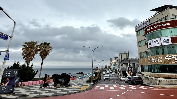 [제주=뉴시스] 지난달 31일 제주시 제13호 골목형상점가로 지정된 도두동 도두추억애거리 전경. (사진=제주시 제공) 2026.03.31. photo@newsis.com *재판매 및 DB 금지