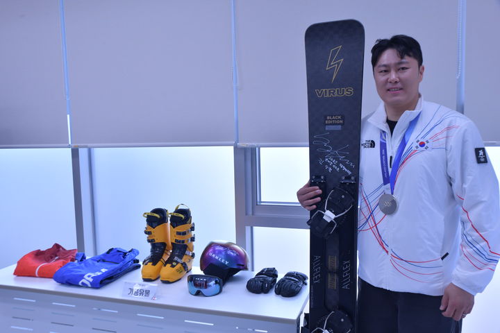 [서울=뉴시스] 2018 평창동계올림픽 기념관에 장비 기증한 김상겸. (사진 = 2018평창기념재단 제공) *재판매 및 DB 금지