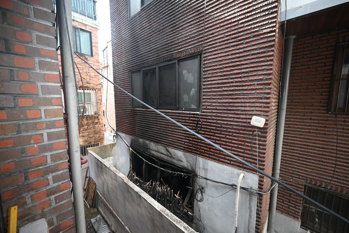 [서울=뉴시스] 지난 3일 오후 2시10분께 서울 강서구 화곡동의 2층짜리 다가구주택에서 불이 났다. (사진=강서소방서 제공) 2026.03.04. photo@newsis.com *재판매 및 DB 금지