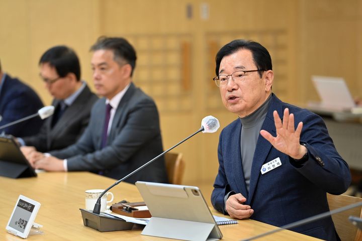 이현재 경기 하남시장이 31일 주간회의에서 관계부서에 중동전장에 대한 적극적인 리스크 관리를 주문하고 있다. (사진=하남시 제공) photo@newsis.com *재판매 및 DB 금지