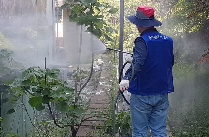 [광주=뉴시스] 광주 남구 봄철 위생 취약지역 선제 방역. (사진=남구 제공) 2026.03.31. photo@newsis.com *재판매 및 DB 금지