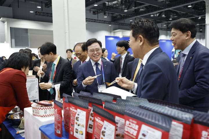 [뉴시스] 31일 서울 강서구 코엑스마곡에서 열린 '2026 한국 비즈니스 엑스포 강서'에서 부스들을 돌아보고 있는 진교훈 강서구청장. (사진=강서구 제공) 2026.3.31 *재판매 및 DB 금지