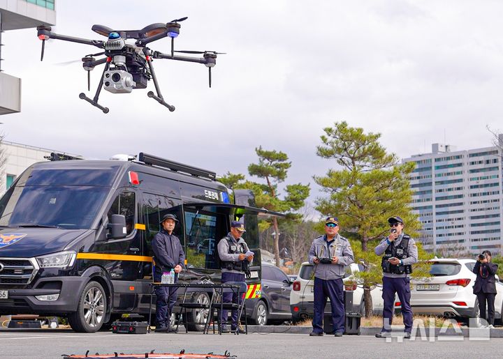 [의정부=뉴시스]경기북부경찰청 광역예방순찰대 드론팀이 31일 드론 등 첨단 치안 장비를 이용한 현장 시연을 진행하고 있다.(사진=경기북부경찰청 제공)photo@newsis.com