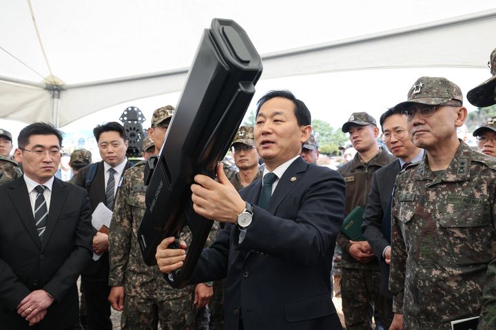 [서울=뉴시스] 3월 31일( 육군 36사단에서 개최된 '2026 첨단국방 피치데이' 행사에서 이두희 국방부차관이 민간기업의 실물 장비를 확인하며 드론 및 대드론 기술을 살펴보고 있다. (사진=국방부 제공) 2026.03.31. photo@newsis.com *재판매 및 DB 금지