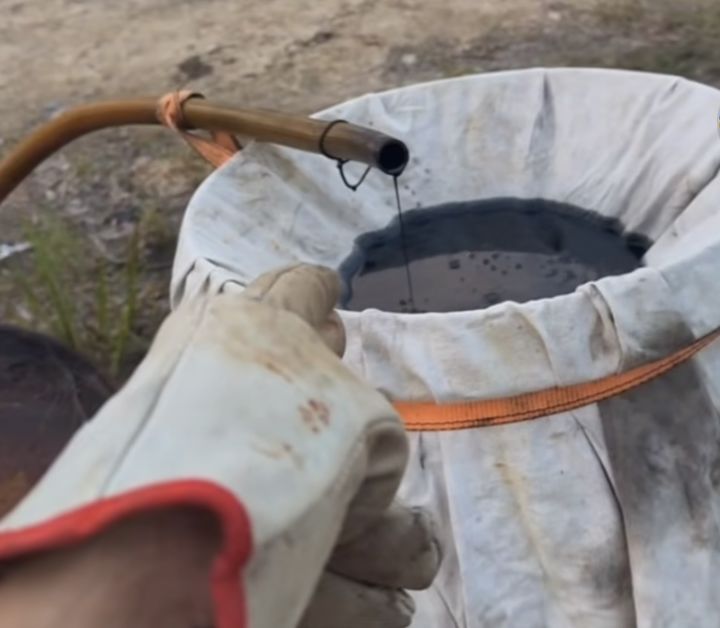 [서울=뉴시스] 호주의 리얼리티 쇼 출연자 브루스 던이 자신의 SNS를 통해 폐식용유를 정제해 경유와 혼합하는 과정을 공개했다. (사진=브루스 던 틱톡 캡처) 2026.03.31.