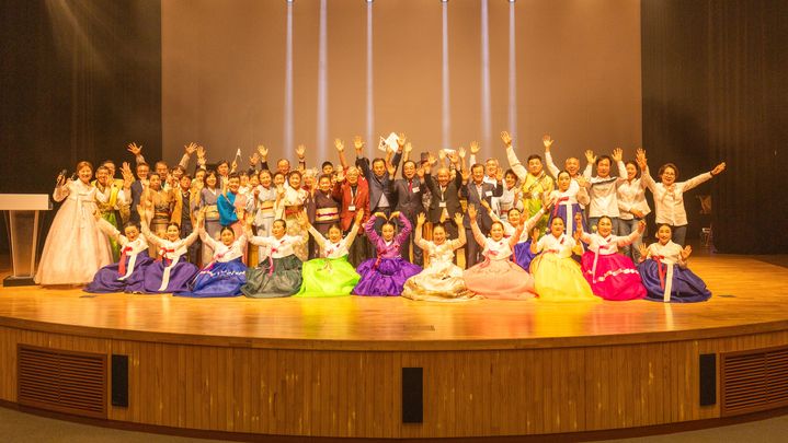 [창녕=뉴시스] 일본 사쓰마센다이시 문화협회와 창녕문화원 문화교류 합동 공연당이 기념촬영을 하고 있다. (사진= 창녕군 제공) 2026.03.31. photo@newsis.com *재판매 및 DB 금지