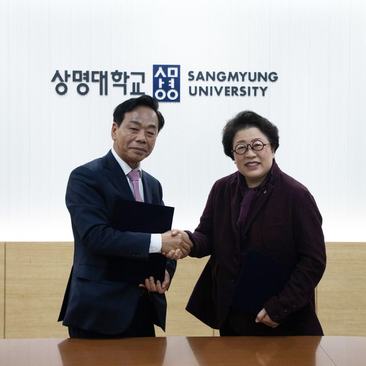 [서울=뉴시스] 이완영(왼쪽) 한국공인노무사회장과 김종희 상명대 총장이 31일 업무협약을 맺으며 사진 촬영을 하고 있다. (사진=상명대 제공) 2026.03.31. photo@newsis.com *재판매 및 DB 금지