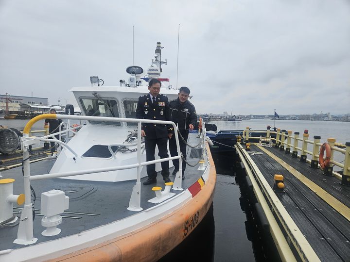 [동해=뉴시스] 31일 김인창 동해해경청장이 구조거점 파출소의 역활을 담당하는 강릉해경서 주문진파출소에 대해 불시 점검에 나서고 있다. (사진=동해해경청 제공) 2026.03.31. photo@newsis.com *재판매 및 DB 금지