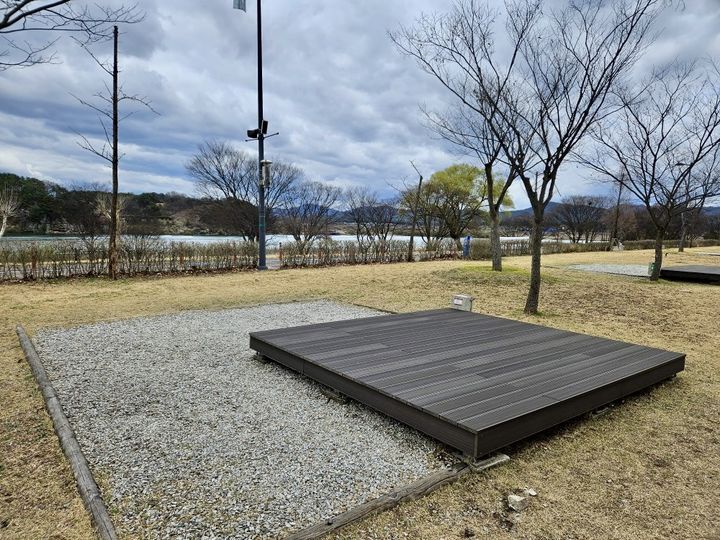 [여주=뉴시스] 노후 데크를 교체한 여주 금은모래캠핑장(사진=여주도시공사 제공) 2026.03. 31. photo@newsis.com *재판매 및 DB 금지