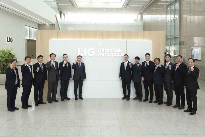 [서울=뉴시스] 31일 LIG D&A 2판교하우스에서 구본상 LIG 회장, 신익현 LIG D&A 대표이사 등 임직원과 관계자들이 현판 제막식을 마치고 기념촬영을 하고 있다. (사진=LIG D&A 제공) photo@newsis.com *재판매 및 DB 금지