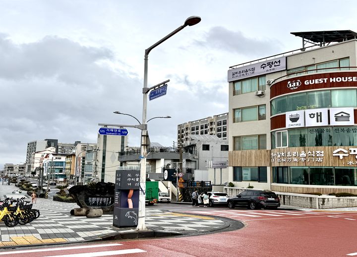 [제주=뉴시스] 31일 제주시 제13호 골목형상점가로 지정된 도두동 도두추억애거리 전경. (사진=제주시 제공) 2026.03.31. photo@newsis.com *재판매 및 DB 금지