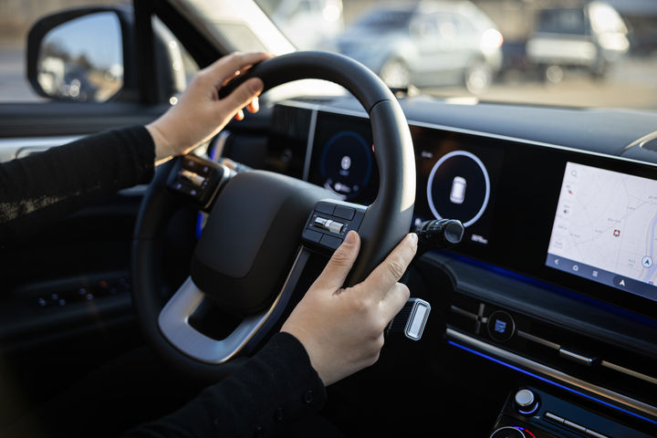 [서울=뉴시스] 지난 13일 서울연구원이 발표한 '서울 시민이 자동차에 부여하는 상징과 애착에 따른 사회적 영향 분석' 보고서에 따르면, 자동차를 향한 애착이 위험한 운전 행태에 영향을 미칠 수 있다. (사진=유토이미지)