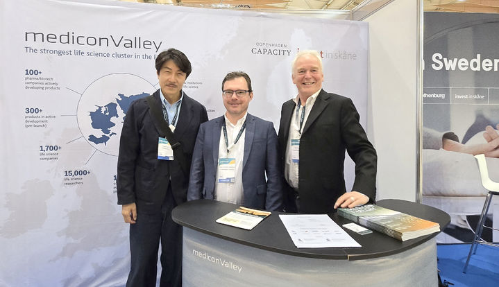 [서울=뉴시스] 오가노플러스 박성수 CSO(왼쪽)가 BIO-Europe Spring 2026 현장에서 메디콘밸리 관계자들과 기념촬영을 하고 있다. (사진=오가노플러스 제공) 2026.3.31. photo@newsis.com *재판매 및 DB 금지