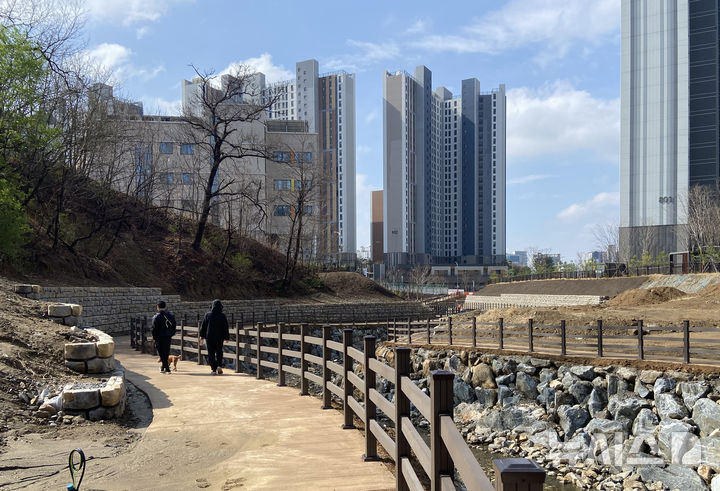 [과천=뉴시스] 31일 전면 개방된 제비울천 산책로 전경. (사진=과천시 제공). 2026.03.31.photo@newsis.com