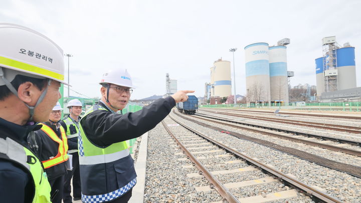 [서울=뉴시스] 김태승 코레일 사장(오른쪽)이 31일 오후 경기도 의왕시 오봉역에서 철도 물류 작업 현장을 점검하고 있다. 2026.03.31. (사진=코레일 제공) photo@newsis.com *재판매 및 DB 금지