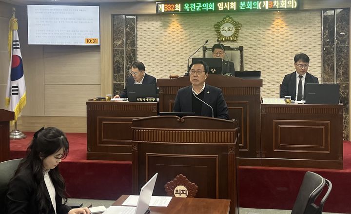 [옥천=뉴시스] 충북 옥천군의회 조규룡 의원이 31일 332회 임시회 3차 본회의에서 5분 자유발언을 통해 국제유가 급등에 따른 농민 지원대책을 제시하라고 집행부에 촉구하고 있다. 옥천군은 이달 16일부터 '비상경제 대책반 TF'를 가동하고 있다. (사진=옥천군의회 제공) 2026.03.31. photo@newsis.com *재판매 및 DB 금지
