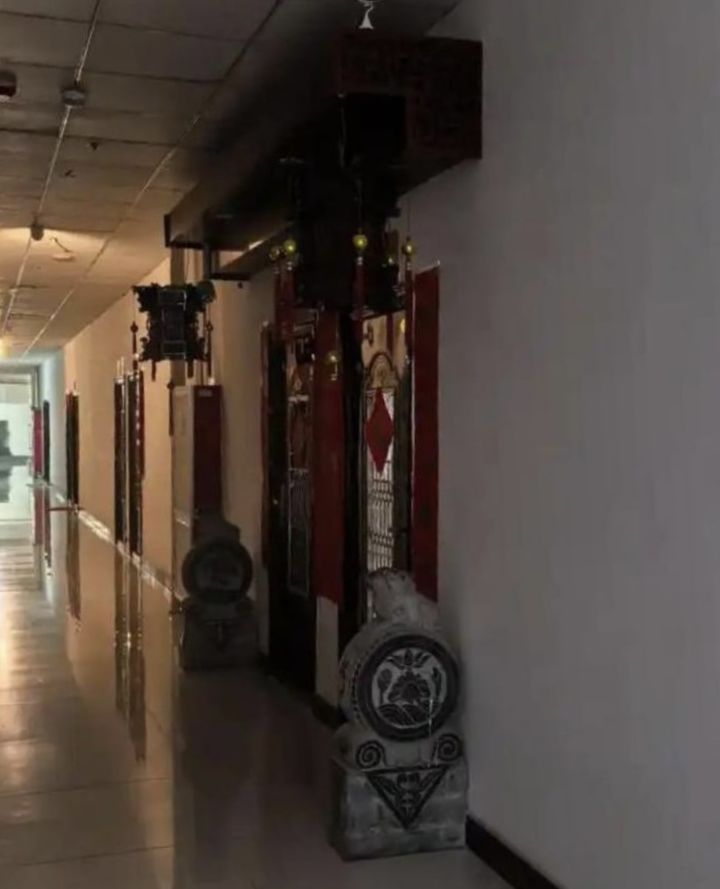 [서울=뉴시스] 묘지 비용 급등과 부동산 경기 침체가 맞물리며 중국 내 공실 아파트를 유골 안치소로 사용하는 이른바 '유골방' 사례가 확산하자, 당국이 강력한 규제에 나섰다. (사진=웨이보 캡처) *재판매 및 DB 금지