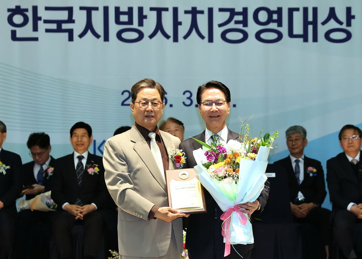 [고창=뉴시스] 31일 열린 '제31회 한국지방자치경영대상' 시상식, 관광산업대상을 받은 고창군 심덕섭 군수(오른쪽)가 이달곤 심사위원장과 기념사진을 찍고 있다. *재판매 및 DB 금지