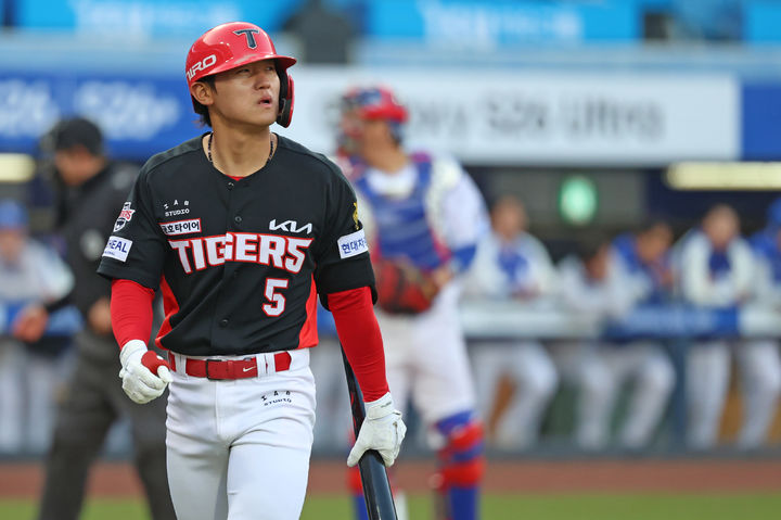 [서울=뉴시스] 프로야구 KIA 타이거즈 김도영이 23일 대구 삼성라이온즈파크에서 열린 2026 신한 쏠 KBO리그 시범경기 삼성 라이온즈전에 삼진을 당한 뒤 물러나고 있다. (사진=KIA 타이거즈 제공) 2026.03.23. *재판매 및 DB 금지