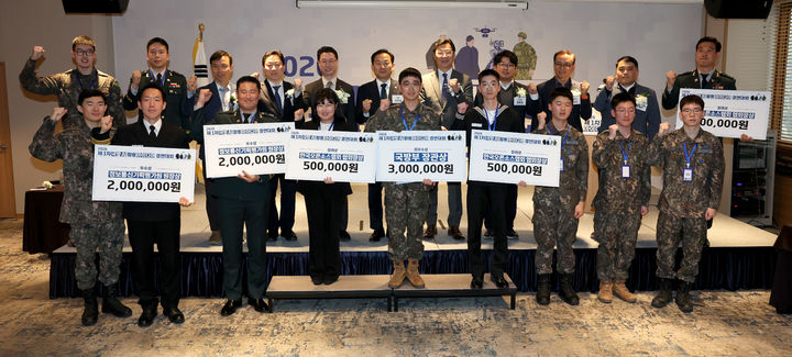 [서울=뉴시스] 3월 31일 전쟁기념관에서 개최된 2026년 제1차 국방AI 활용 아이디어 경연대회에서 참가자들이 기념사진을 촬영하고 있다. (사진=국방부 제공) 2026.03.31. photo@newsis.com&nbsp; *재판매 및 DB 금지