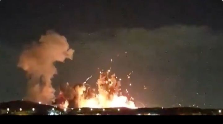 [서울=뉴시스]31일 아침(현지시각) 미국으로 추정되는 공격으로 거대한 화염이 하늘 높이 치솟은 이란 중부 이스파한은 이란의 고농축 우라늄 대부분이 저장된 것으로 여겨지는 곳이다. 미국은 이날 이스파한에 2000파운드(약 907㎏) 규모 벙커버스터 폭탄을 투하한 것으로 전해졌다. 사진은 도널드 트럼프 미 대통령이 자신의 트루스 소셜미디어에 공유한 이스파한에서 거대한 화염이 치솟는 모습. <사진 출처 : 트루스> 2026.03.31.