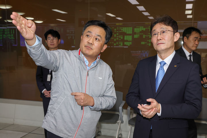 [서울=뉴시스] KT는 박윤영 신임 대표이사가 31일 취임 직후 첫 공식 일정으로 경기 과천에 위치한 KT 네트워크관제센터에 방문했다고 밝혔다. 사진 왼쪽부터 오범석 네트워크관제센터장과 박 대표 모습. (사진=KT 제공) 2026.03.31. photo@newsis.com *재판매 및 DB 금지