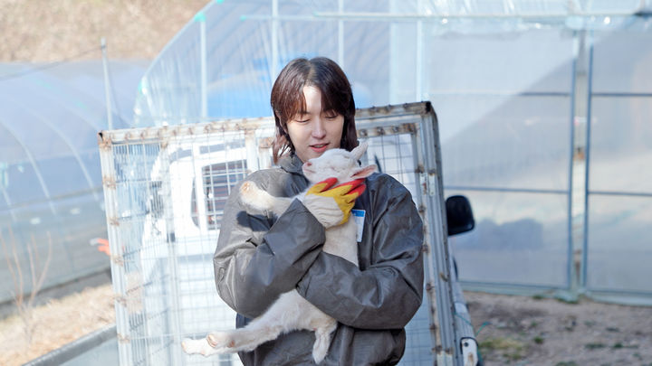 [임실=뉴시스] 개편을 거쳐 31일 1화가 공개된 '임실엔TV', 배우 이유진이 임실 산양농장을 체험하고 있다. *재판매 및 DB 금지