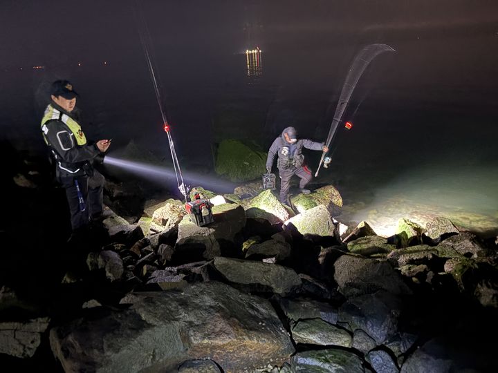 [당진=뉴시스] 평택해경이 지난 29일 오후 8시18분께 충남 당진 석문방조제 끝단 출입통제장소에서 홀로 낚시를 즐기던 40대 낚시객을 적발하고 과태료를 부과한 뒤 귀가 조치하고 있다. (사진=평택해양경찰서 제공) 2026.03.31. photo@newsis.com *재판매 및 DB 금지