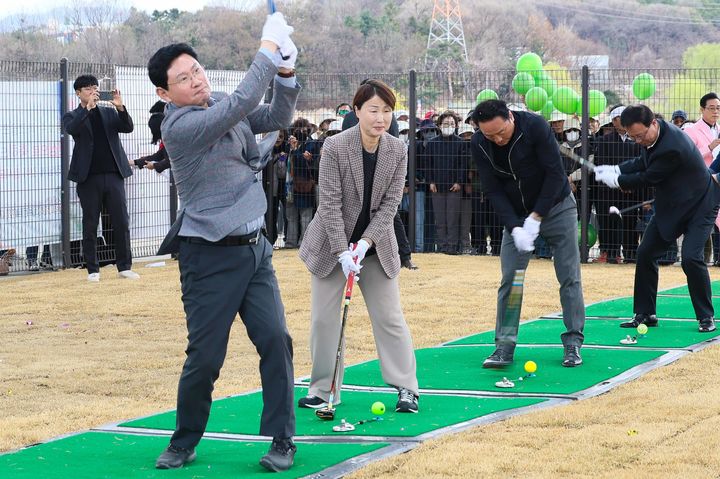 [용인=뉴시스] 기흥 파크골프장 준공식 시타 장면(사진=용인시 제공)2026.03.31.photo@newsis.com *재판매 및 DB 금지