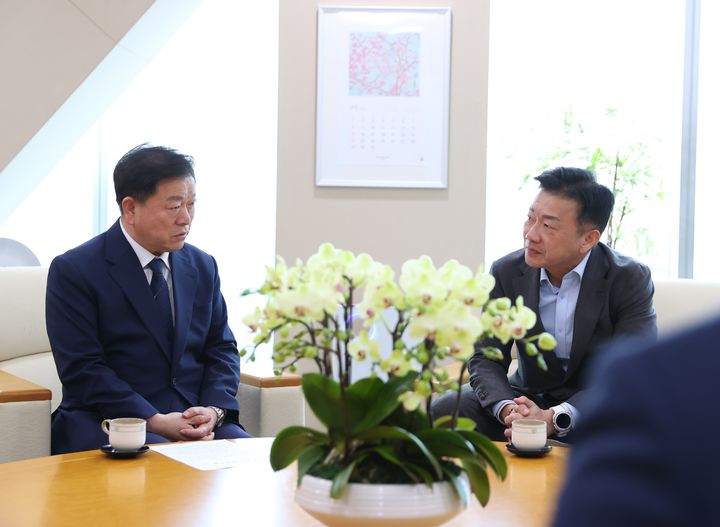 [광명=뉴시스] 박승원 광명시장(사진 왼쪽)이 31일 인천광역시 송도 포스코이앤씨 본사를 찾아 송치영 포스코이앤씨 사장과 만나 신안산선 사고 현장 인근 주요 시설물의 전면 보강과 신속한 피해 보상에 대해 이야기하고 있다. (사진=광명시 제공) 2026.03.31. photo@newsis.com *재판매 및 DB 금지