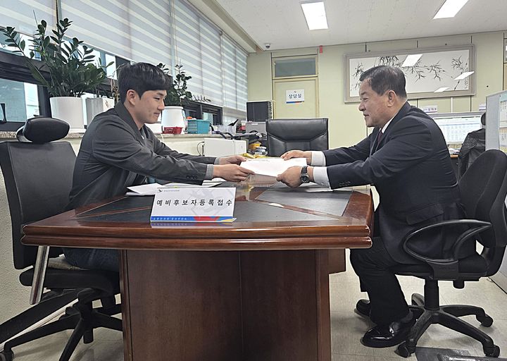 [평창=뉴시스] 31일 심재국 평창군수(오른쪽)가 군민과의 직접적인 소통을 위해 현 군수직을 내려 놓고 군수 예비후보 등록을 하고 있다. (사진=심재국 평창군수 예비후보 캠프 제공) 2026.03.31. photo@newsis.com *재판매 및 DB 금지