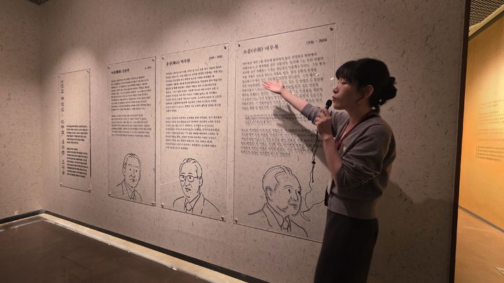 [사진=박현주 미술전문기자] 전시기획팀 김현주 팀장이 김상유 작가를 지키고 후원한 3명의 후견인 김용원·박주환·이우복을 소개하고 있다. *재판매 및 DB 금지