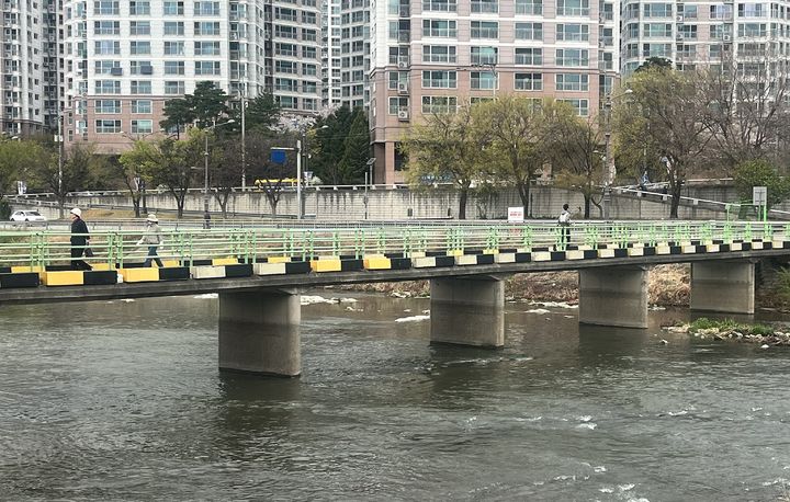 [대구=뉴시스] 31일 대구 북구 칠성동 잠수교 아래 신천에서 여성 시신이 캐리어에 담긴 채 발견됐다. (사진=독자 제공) 2026.03.31. photo@newsis.com *재판매 및 DB 금지