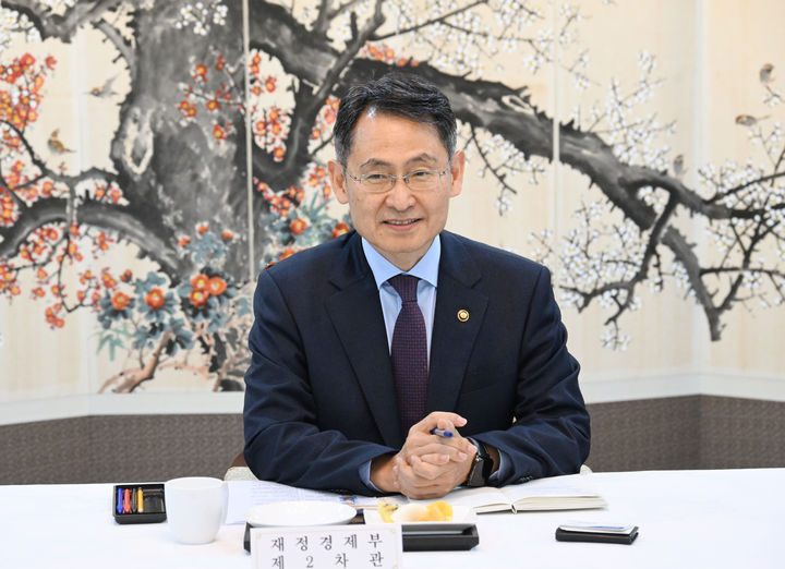 허장 재정경제부 2차관이 31일 정부서울청사에서 외국계 금융기관 및 국고채전문딜러(PD)들과 간담회를 열고 세계국채지수(WGBI) 편입 준비상황을 점검하고 있다.(사진 : 재경부 제공) 2026.3.31. *재판매 및 DB 금지