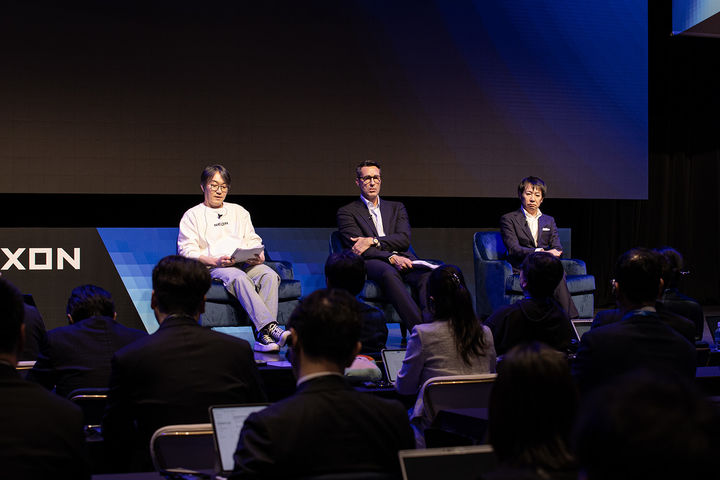 [서울=뉴시스] (왼쪽부터) 이정헌 넥슨 대표이사, 패트릭 쇠더룬드 회장, 우에무라 시로 CFO가 31일 도쿄 시부야에서 개최된 자본시장브리핑(CMB)에서 질의응답 시간에 참석했다. (사진=넥슨 제공) *재판매 및 DB 금지