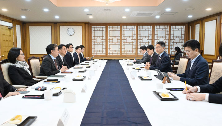 허장 재정경제부 2차관이 31일 정부서울청사에서 외국계 금융기관 및 국고채전문딜러(PD)들과 간담회를 열고 세계국채지수(WGBI) 편입 준비상황을 점검하고 있다.(사진 : 재경부 제공) 2026.3.31. *재판매 및 DB 금지