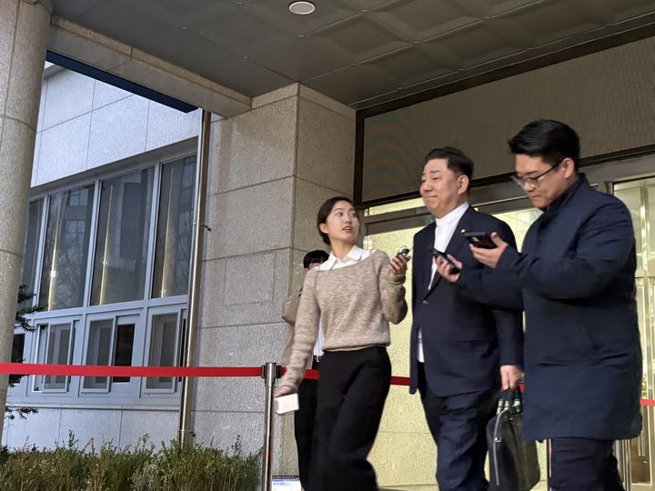 [서울=뉴시스]신유림 기자=31일 서울 마포구 서울경찰청 공공범죄수사대에 출석한 김병기 무소속 의원이 약 5시간에 걸친 4차 피의자 조사를 마친 뒤 귀가하고 있다. 2026.03.31. spicy@newsis.com *재판매 및 DB 금지