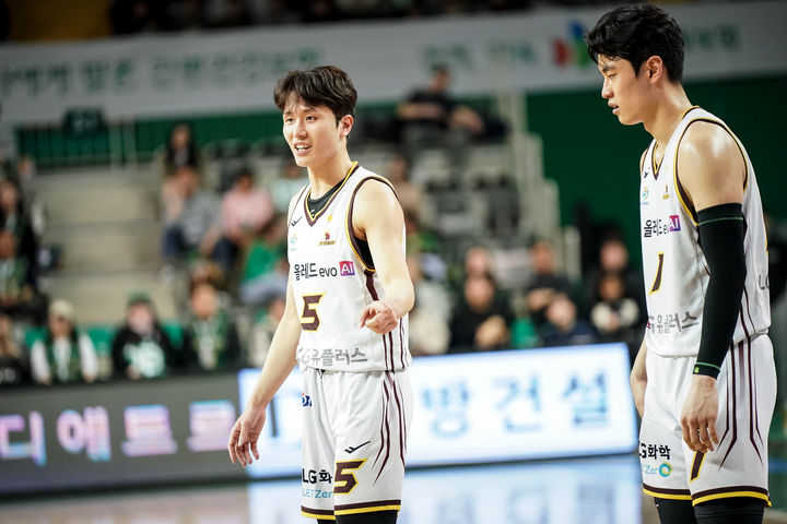 [서울=뉴시스] 프로농구 창원 LG의 양준석과 유기상. (사진=KBL 제공) photo@newsis.com *재판매 및 DB 금지