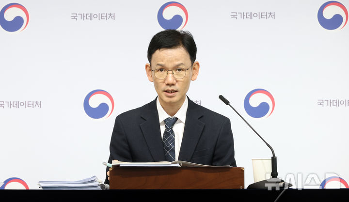 [세종=뉴시스] 강종민 기자 = 이두원 국가데이터처 경제동향통계심의관이 31일 세종시 정부세종청사에서 2026년 2월 산업동향을 발표하고 있다.&nbsp;&nbsp; 지난달 전산업생산은 전월 대비 2.5% 증가했다. 2026.03.31. ppkjm@newsis.com